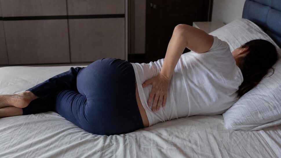 La postura al dormir que más empeora el dolor de espalda según los traumatólogos