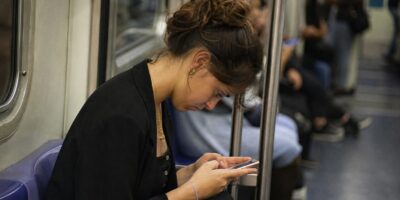 La postura al mirar el teléfono que más carga el cuello según los traumatólogos