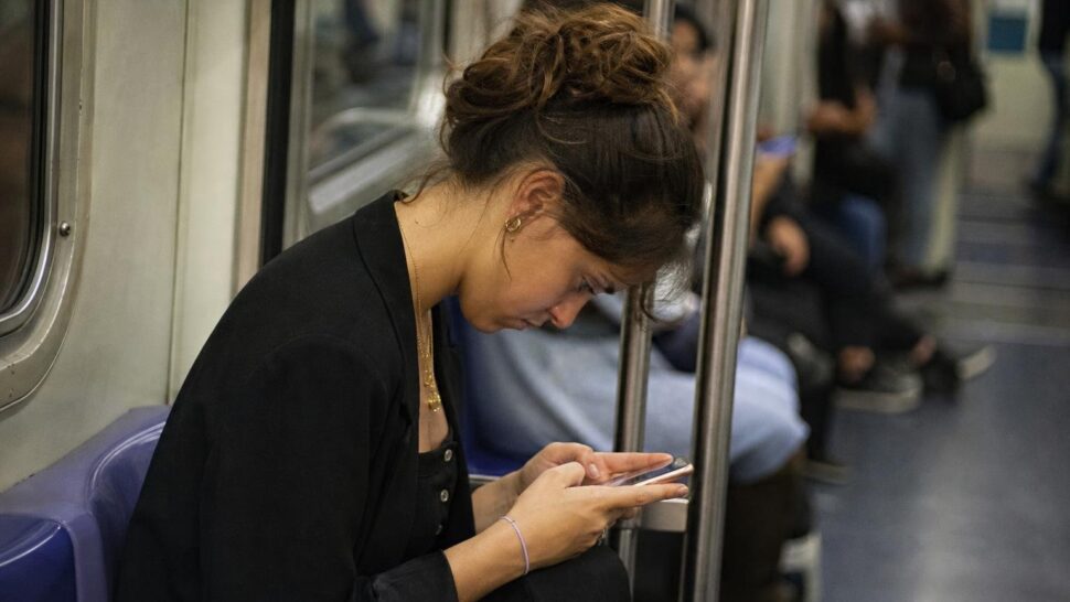 La postura al mirar el teléfono que más carga el cuello según los traumatólogos