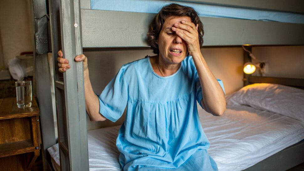 Los médicos explican el vértigo al levantarse de la cama
