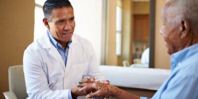 Los médicos explican las manchas en las manos y qué se puede hacer con ellas