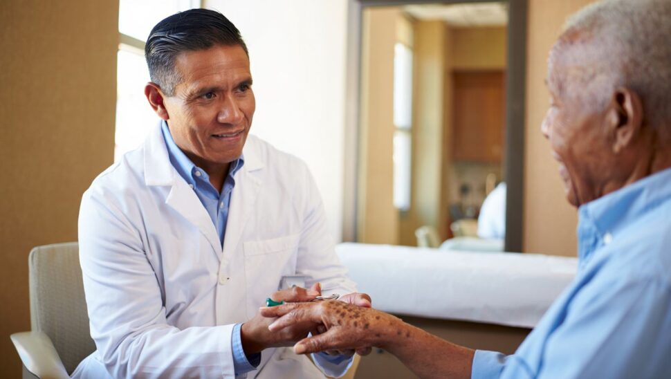 Los médicos explican las manchas en las manos y qué se puede hacer con ellas