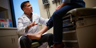 Los médicos explican por qué se hinchan los tobillos al final del día