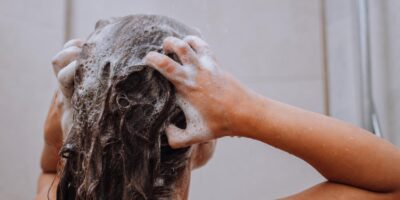 No te laves el pelo así: los dermatólogos explican por qué
