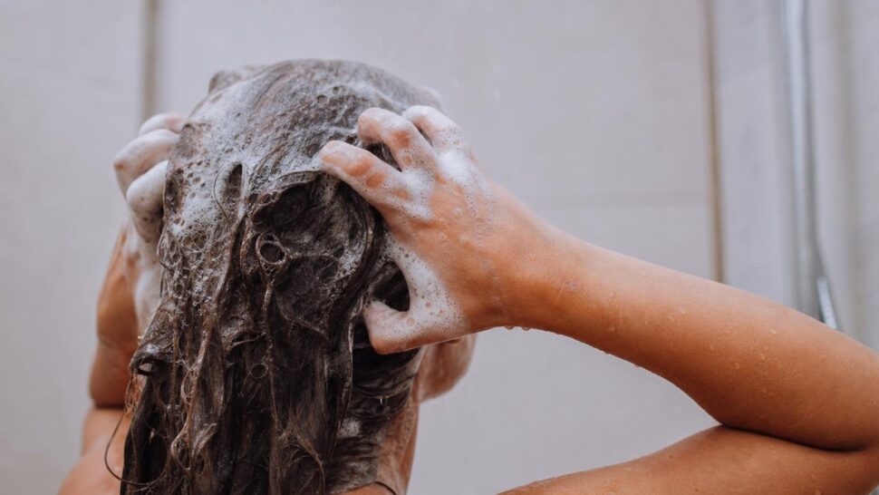No te laves el pelo así: los dermatólogos explican por qué