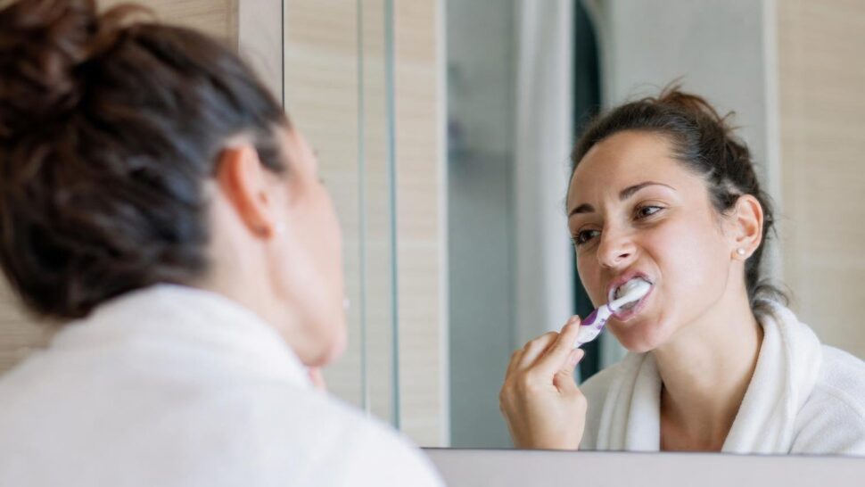 No te laves los dientes así: los odontólogos explican por qué