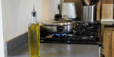 Nunca guardes el aceite de oliva en este sitio de la cocina