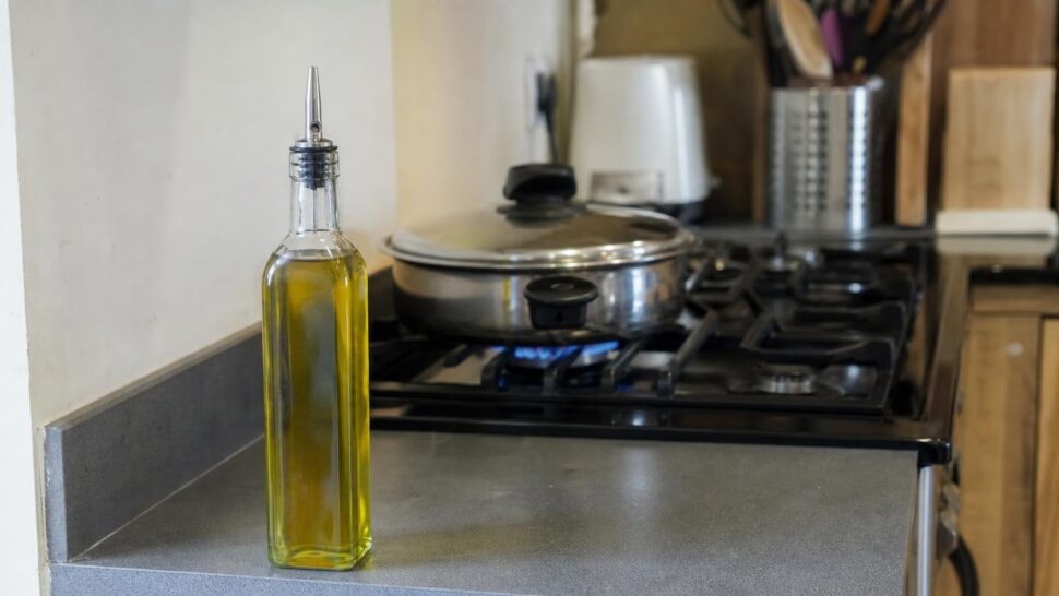 Nunca guardes el aceite de oliva en este sitio de la cocina