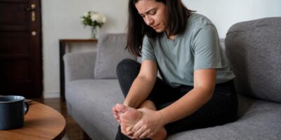 Por qué se te duermen los pies al estar sentado y cuándo hay que preocuparse