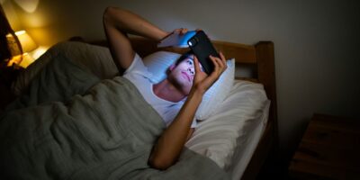 Qué le pasa a tu melatonina cuando miras el teléfono en la cama