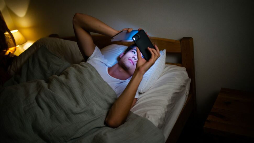 Qué le pasa a tu melatonina cuando miras el teléfono en la cama