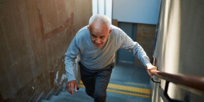 Tiene 82 años y sigue subiendo escaleras sin parar: su rutina cabe en 10 minutos