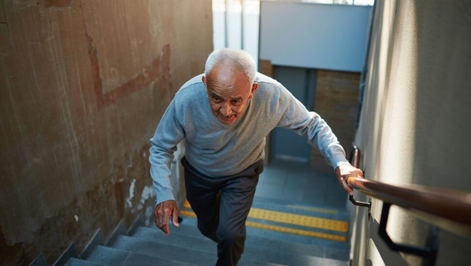 Tiene 82 años y sigue subiendo escaleras sin parar: su rutina cabe en 10 minutos