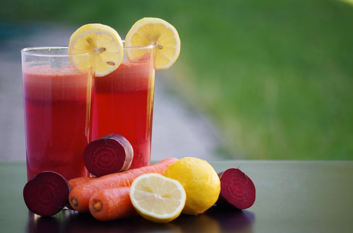 Rote Bete gibt auch Säften und Smoothies eine tolle Farbe und einen intensiven Geschmack.