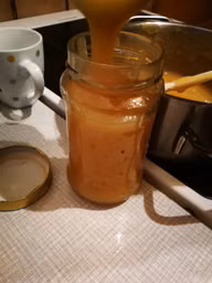 Aus dem Rezept ergeben sich circa vier dieser Gläser.
