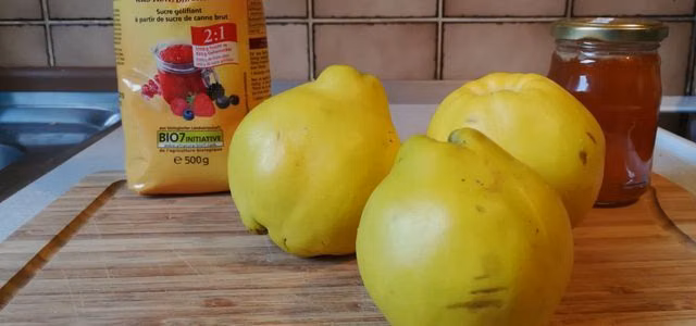 Quittenmarmelade geht schnell und schmeckt gut zu frischem Brot.
