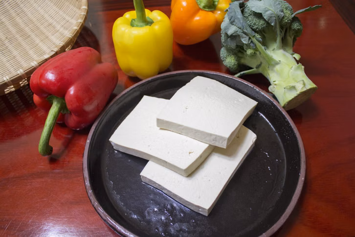 Normaler Tofu enthält mehr Wasser und hat mehr Gewicht als Koya-Tofu im getrockneten Zustand.