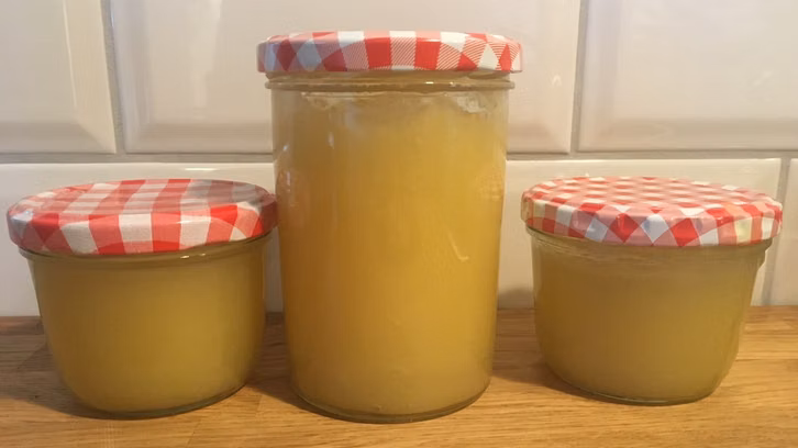 Selbstgemachtes Apfelmus lässt sich in Einmachgläsern bis zu einem Jahr haltbar machen.