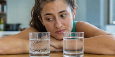 Agua con gas vs agua natural: los nefrólogos zanjan por fin la duda