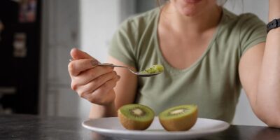 Comieron dos kiwis al día durante un mes: esto es lo que cambió en su intestino