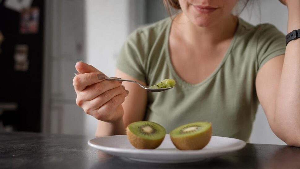 Comieron dos kiwis al día durante un mes: esto es lo que cambió en su intestino