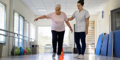Después de los 65 hay un solo ejercicio que los fisioterapeutas recomiendan para no perder el equilibrio