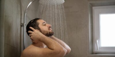 Ducha caliente o fría por la mañana: los médicos dicen cuál conviene