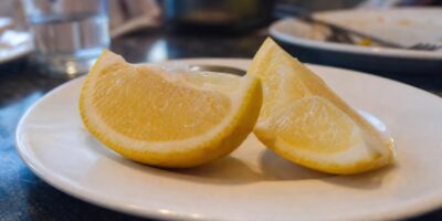 El alimento número 1 que daña los dientes según los dentistas y no es el azúcar