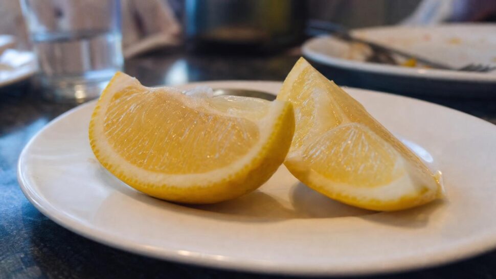El alimento número 1 que daña los dientes según los dentistas y no es el azúcar