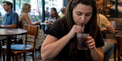 La bebida número 1 que puede estar deshidratándote sin que lo notes