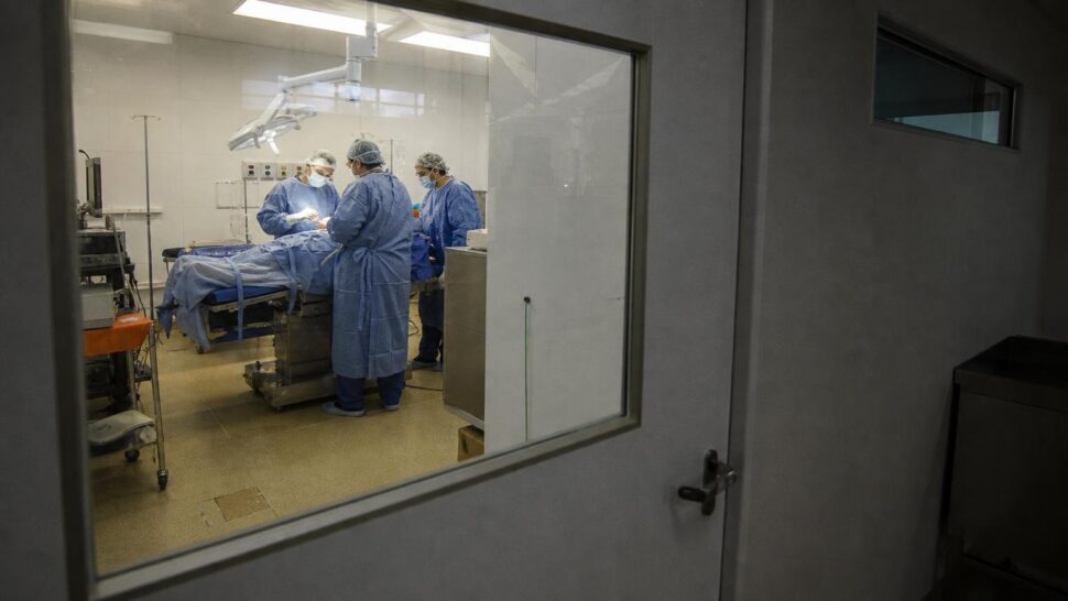 La operación más rápida de la historia terminó con tres muertos y solo un paciente en la mesa