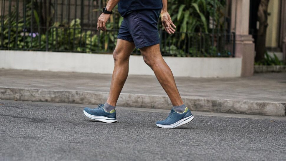 Las 8 mejores zapatillas para caminar todos los días según los podólogos