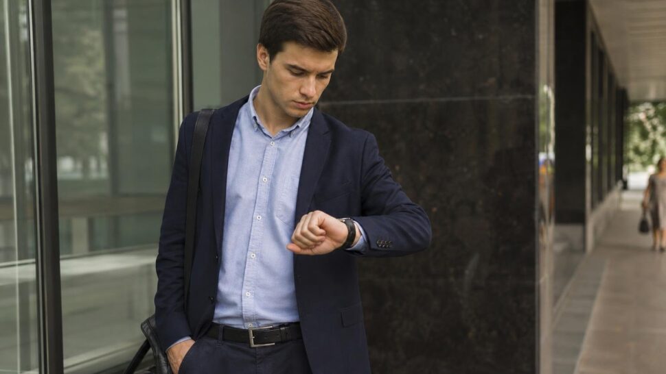 Las personas que siempre llegan antes de la hora tienen esto en común según la psicología