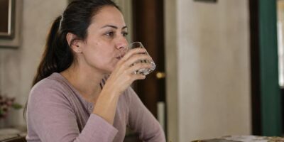Lo que pasa si bebes agua justo después de comer según los digestivos