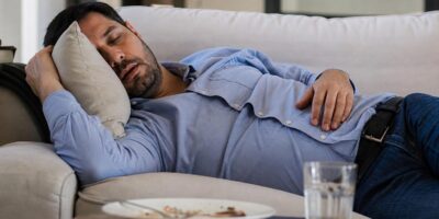 Lo que pasa si te acuestas justo después de comer según los digestivos
