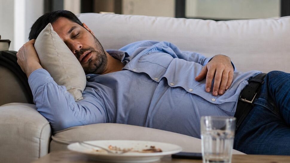 Lo que pasa si te acuestas justo después de comer según los digestivos