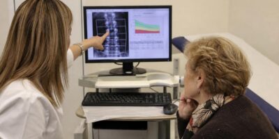 Los médicos explican la osteoporosis: cómo se detecta a tiempo y qué la frena