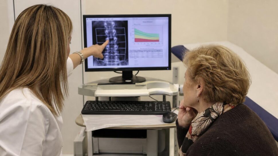 Los médicos explican la osteoporosis: cómo se detecta a tiempo y qué la frena