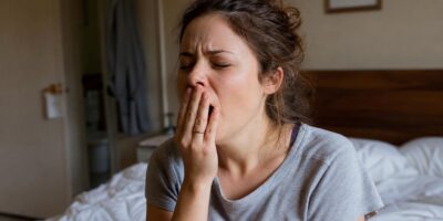 Por qué a unas personas les huele el aliento por la mañana y a otras no