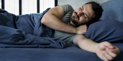 Por qué se te duermen los brazos al dormir y cuándo hay que preocuparse