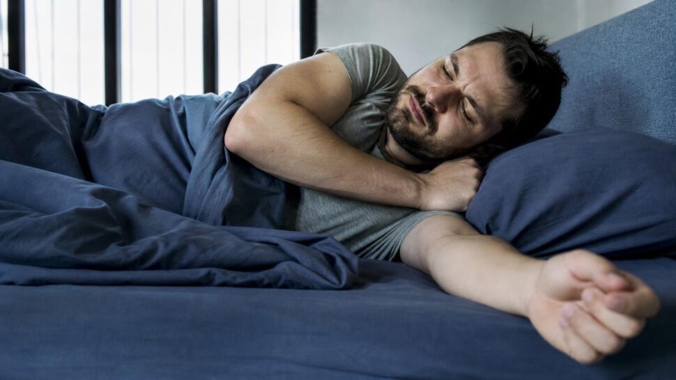 Por qué se te duermen los brazos al dormir y cuándo hay que preocuparse