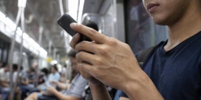 Un reumatólogo avisa: cada vez ve más artrosis en las manos de personas que usan el celular todo el día