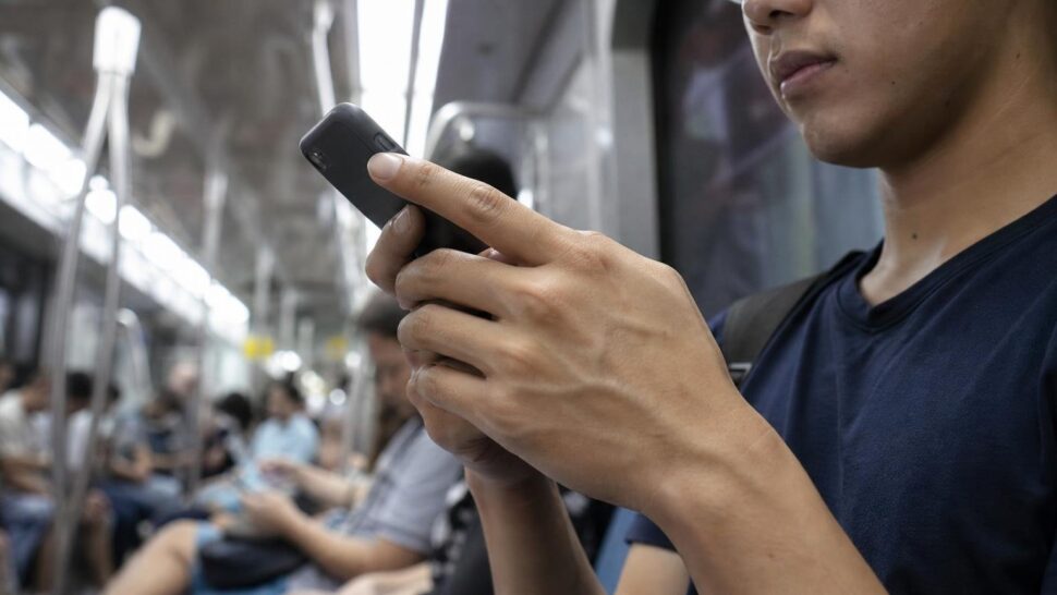 Un reumatólogo avisa: cada vez ve más artrosis en las manos de personas que usan el celular todo el día