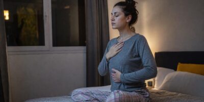 Un solo ejercicio de respiración de dos minutos que los neumólogos recomiendan cada noche para los pulmones