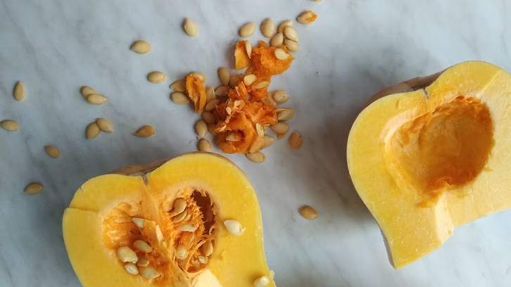 Kerne, Schale, Fruchtfleisch: Beim Butternut kannst du alle Bestandteile verarbeiten.