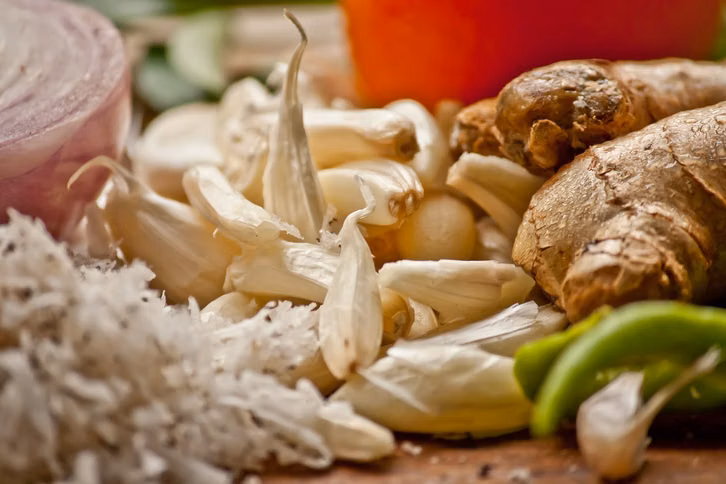 Knoblauch, Ingwer und Chili machen das Pflaumenchutney besonders würzig.