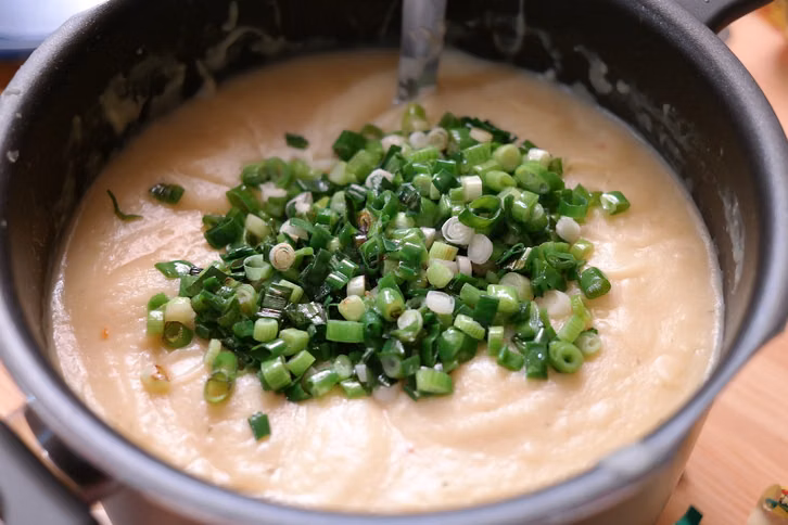 Frischer Lauch eignet sich gut, um Kartoffelsuppe zu würzen.