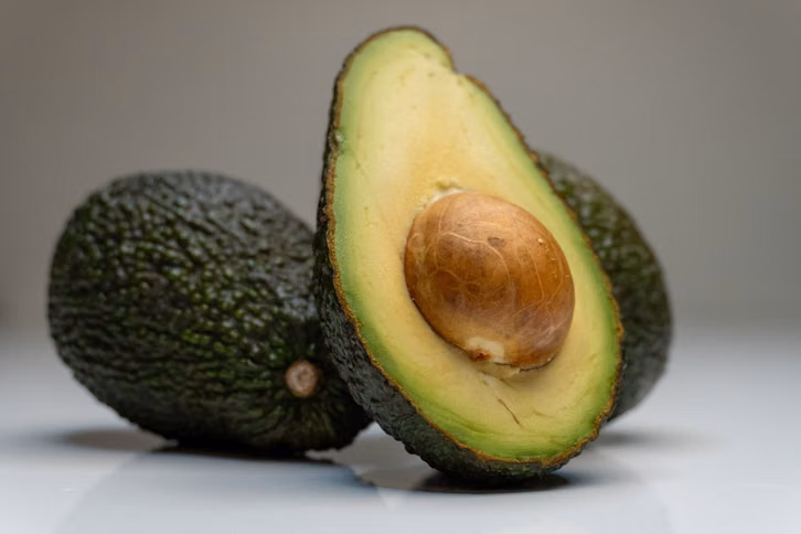 Verzichte darauf, den Kern der Avocado zu essen.