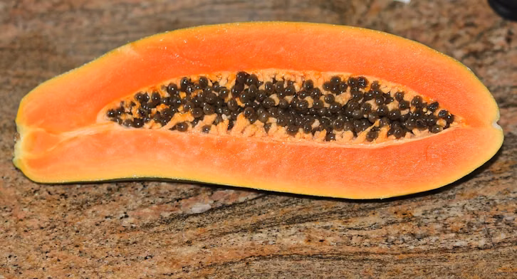 Papaya-Kerne sind gesund, und könnten gegessen werden.