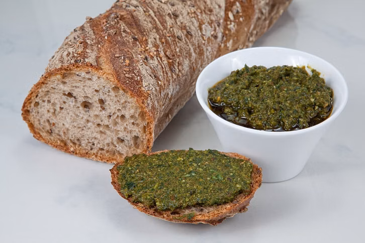 Aus den Blättern und Blüten von Kapuzinerkresse kannst du zum Beispiel leckeres Pesto zubereiten.